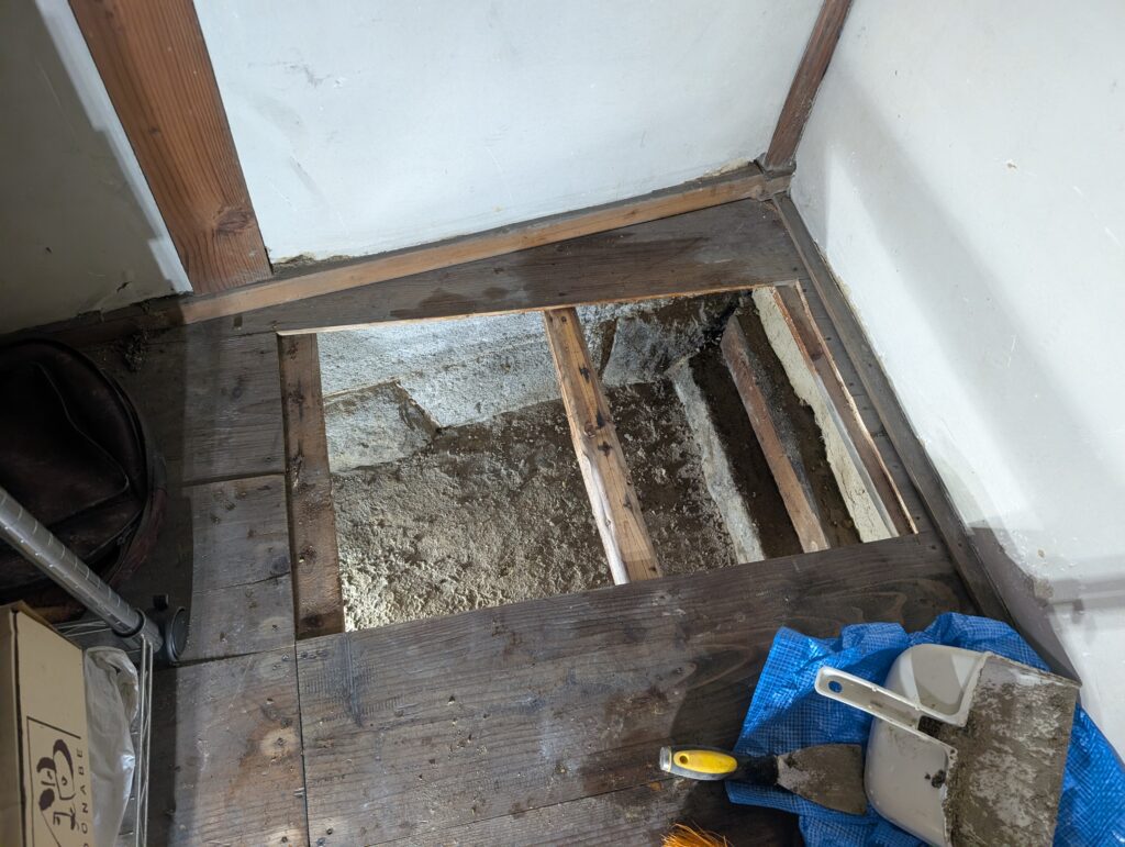 ミツバチの巣の真上の開口（作業終了後）