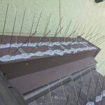 屋根に設置した剣山
