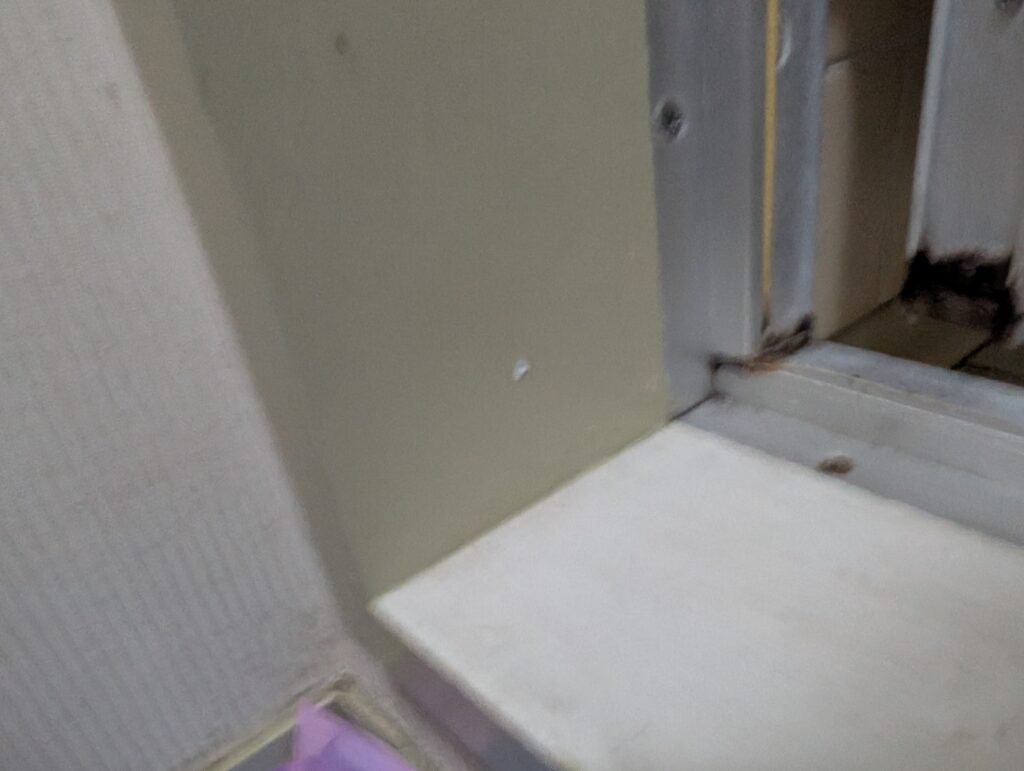 薬剤注入後の穴の補修
